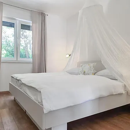 Ferienhaus Stunning In Pula